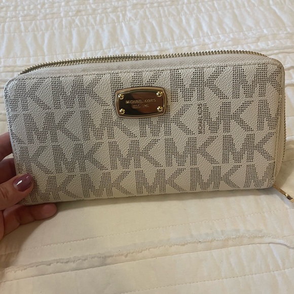 Michael Kors white zipper wallet - Picture 2 of 6